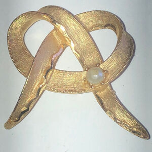 Vintage Satin Soft Gold Tone Bow Knot Faux Pearl Brooch Shoulder Pin